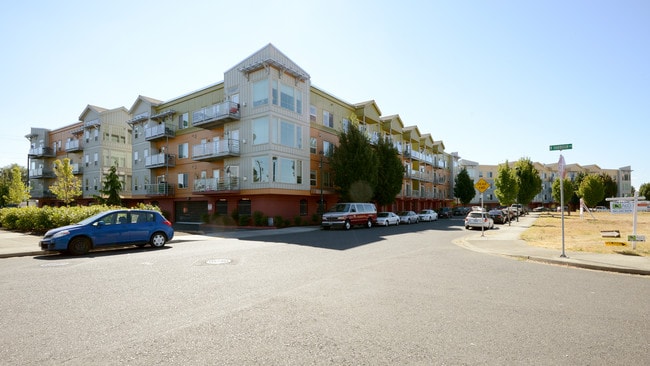 North Harbour Vista Apartment Homes in Portland, OR - Building Photo - Building Photo