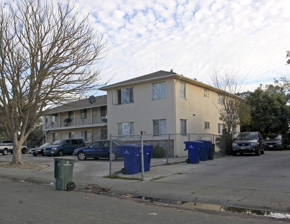 Young Street Apartments in Sacramento, CA - Foto de edificio