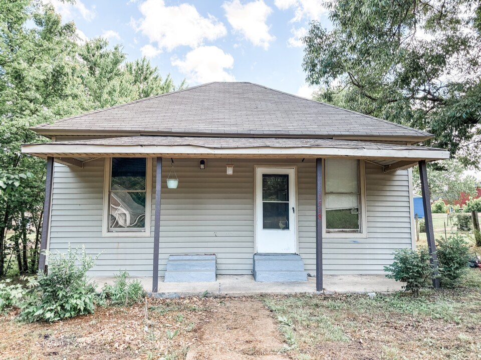 1518 S College St in Covington, TN - Building Photo