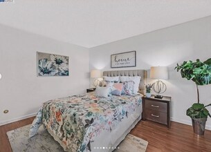 3 Embarcadero W, Unit 3 Embarcadero W #334 in Oakland, CA - Building Photo - Building Photo
