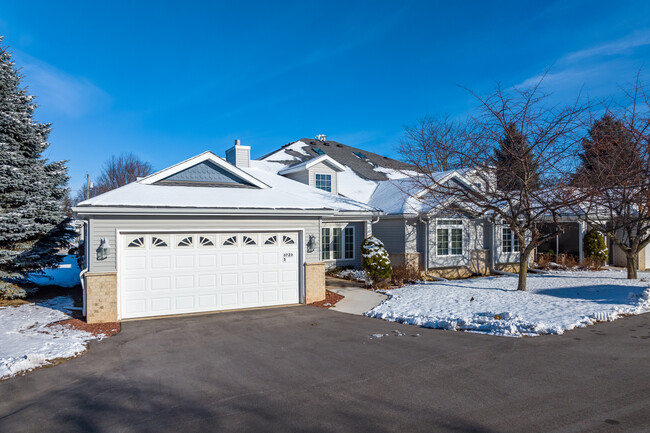 Evergreen Townhomes South in Manitowoc, WI - Foto de edificio - Building Photo