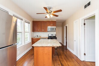 2459 N Ashland Ave, Unit 2F in Chicago, IL - Foto de edificio - Building Photo