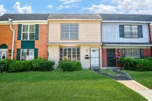 6111 Fondren Rd in Houston, TX - Building Photo