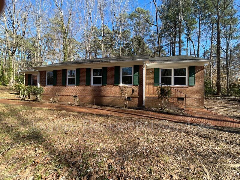 811 Longleaf Dr in Chapel Hill, NC - Building Photo