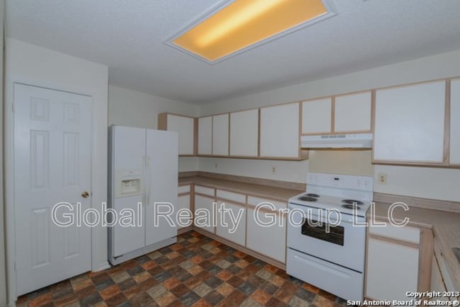 9302 Bending Crest in San Antonio, TX - Building Photo - Building Photo