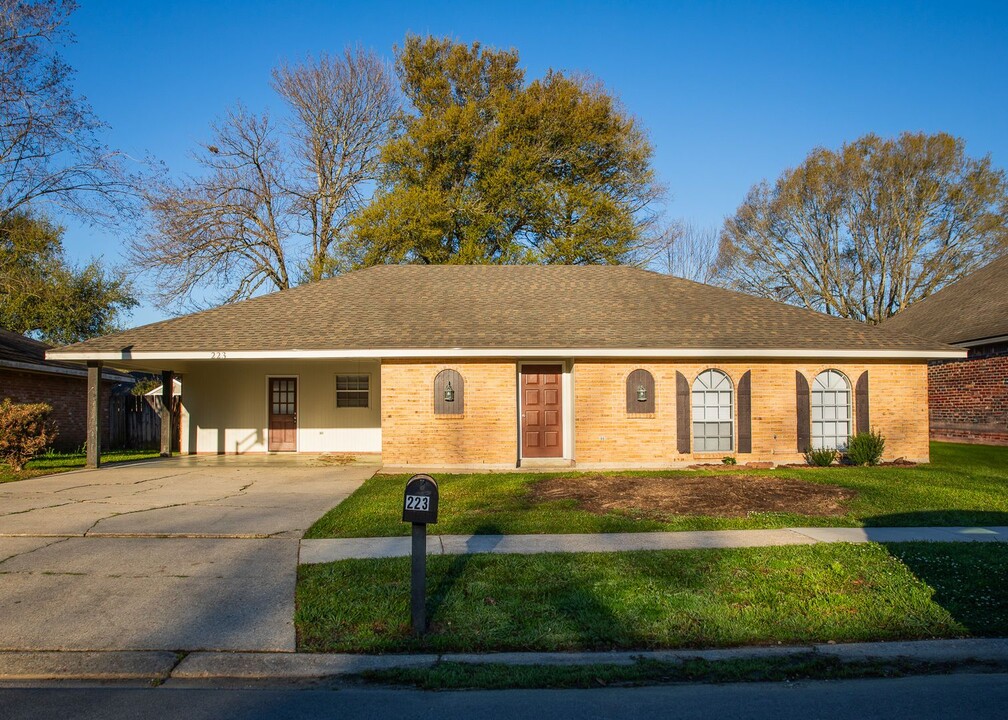 223 St Nicholas Dr in Lafayette, LA - Building Photo