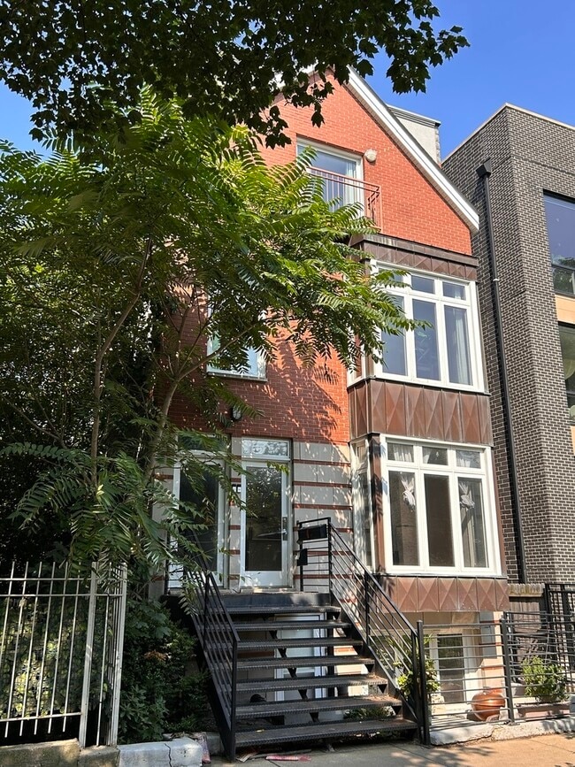property at 2506 N Greenview Ave