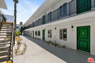 6736 Woodley Ave in Los Angeles, CA - Foto de edificio - Building Photo
