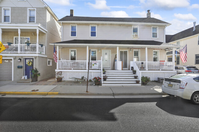 14 Center St in Sea Bright, NJ - Building Photo - Building Photo