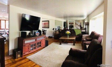 5 Pine Hollow Ln in Greenlawn, NY - Building Photo - Building Photo