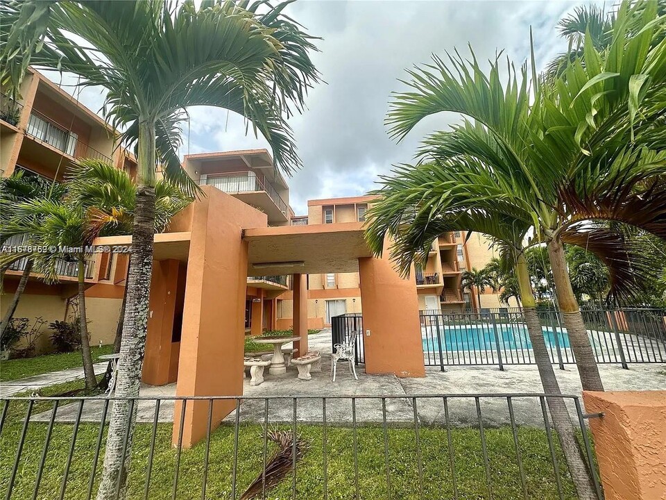 6780 W 2nd Ct in Hialeah, FL - Foto de edificio