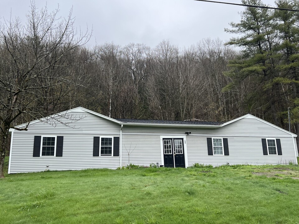 107 Upper Loveland Rd in Norwich, VT - Building Photo