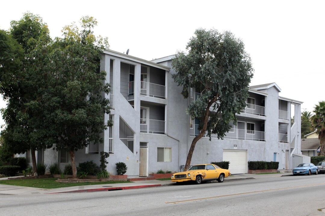 999 Raymond Ave in Long Beach, CA - Foto de edificio