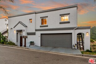 6389 La Punta Dr in Los Angeles, CA - Building Photo