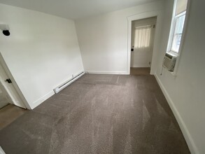 637 Main St, Unit Apt B in Akron, PA - Foto de edificio - Building Photo