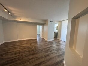1 Glen Royal Pky, Unit 1212 in Miami, FL - Building Photo - Building Photo