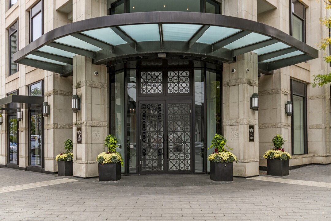 133 Hazelton Ave in Toronto, ON - Building Photo