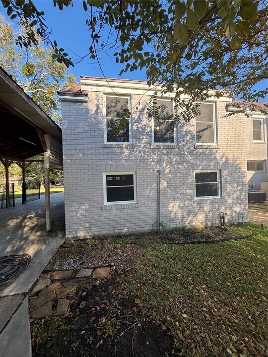 2 Bayvilla Dr in Baytown, TX - Building Photo