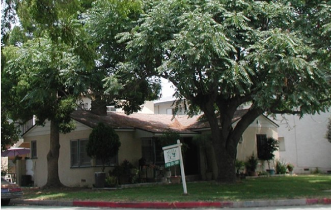 11529 Cumpston St in North Hollywood, CA - Foto de edificio - Building Photo