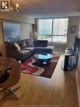 75 Riverside Dr E in Windsor, ON - Foto de edificio - Building Photo
