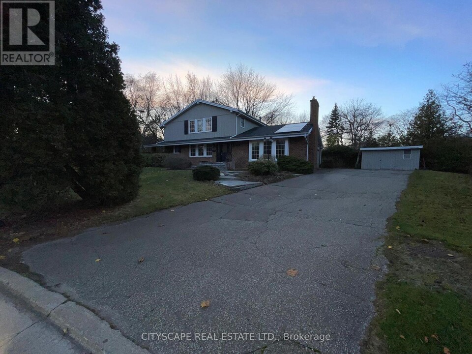 2150 Adair Crescent in Oakville, ON - Building Photo