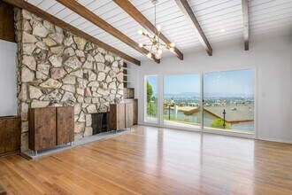 4413 Don Felipe Dr in Los Angeles, CA - Foto de edificio - Building Photo