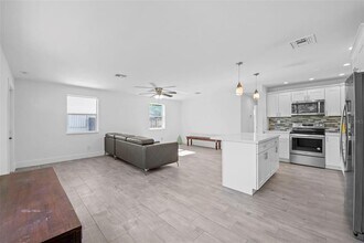 5641 NE 8th Ave in Wilton Manors, FL - Building Photo - Building Photo