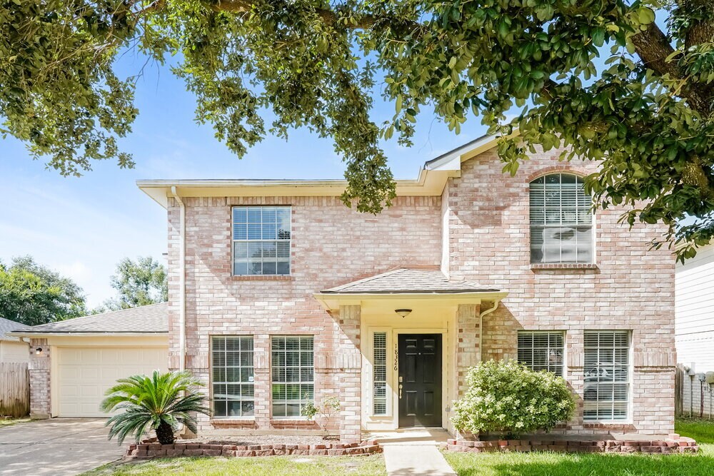18326 Forest Dew Dr in Katy, TX - Foto de edificio