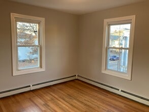 185 Calef Rd, Unit 1 in Manchester, NH - Foto de edificio - Building Photo