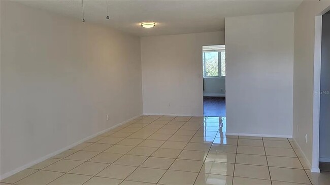 4915 Bay St NE, Unit 335 in St. Petersburg, FL - Foto de edificio - Building Photo