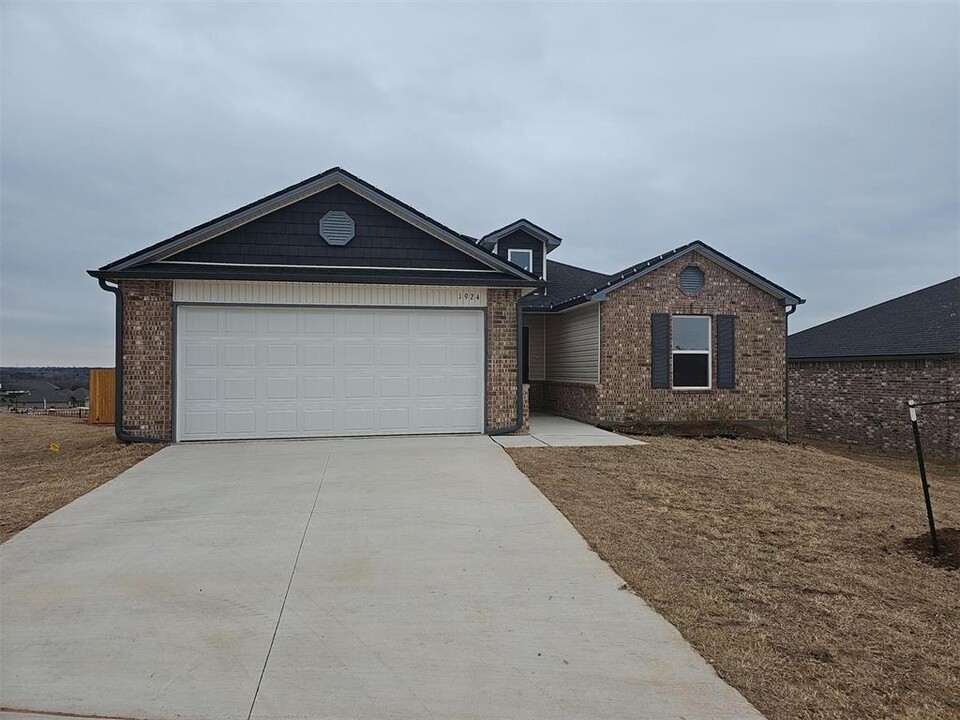 1924 Cedar Ln in Edmond, OK - Foto de edificio