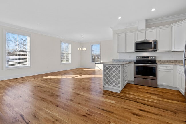 73 W Main St in Clinton, CT - Foto de edificio - Building Photo