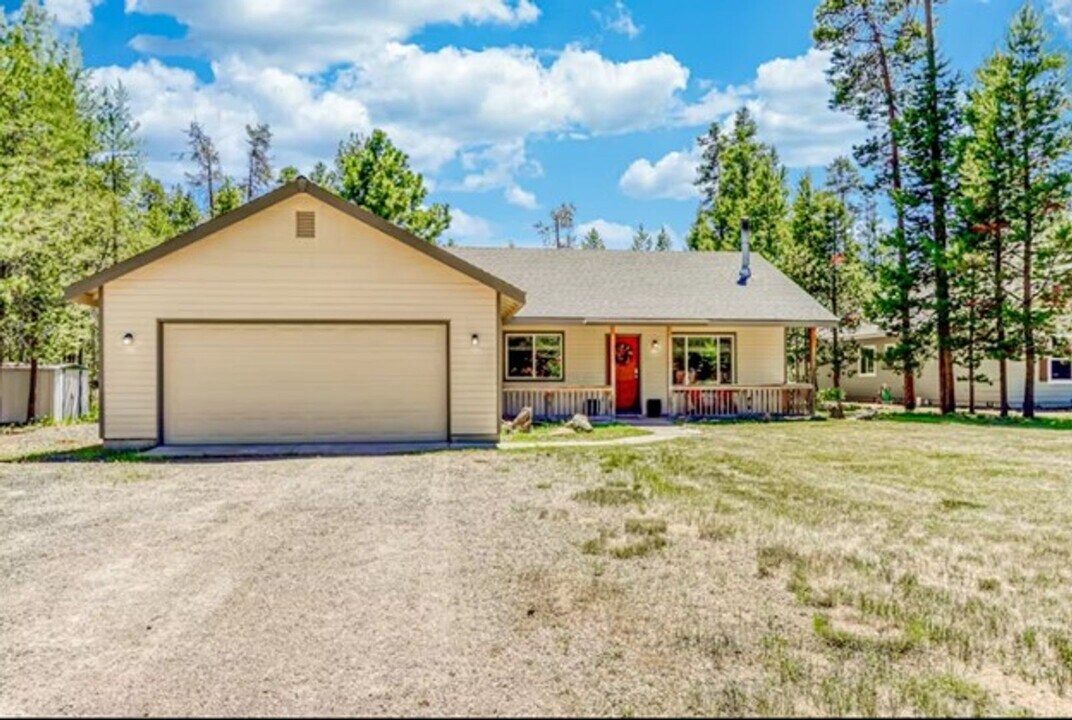 17455 Rail Dr in Bend, OR - Building Photo