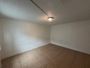 7361 NW 37th St, Unit Apt 2 in Hollywood, FL - Foto de edificio - Building Photo