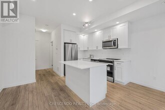 22 Lytham Grn Cir in Newmarket, ON - Building Photo - Building Photo