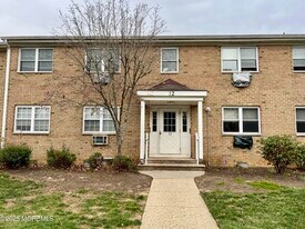 12 Manchester Ct in Freehold, NJ - Building Photo