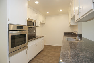 The Cottages in La Habra, CA - Building Photo - Interior Photo