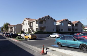 Lakeshore Villas Apartment in Lake Elsinore, CA - Foto de edificio - Building Photo