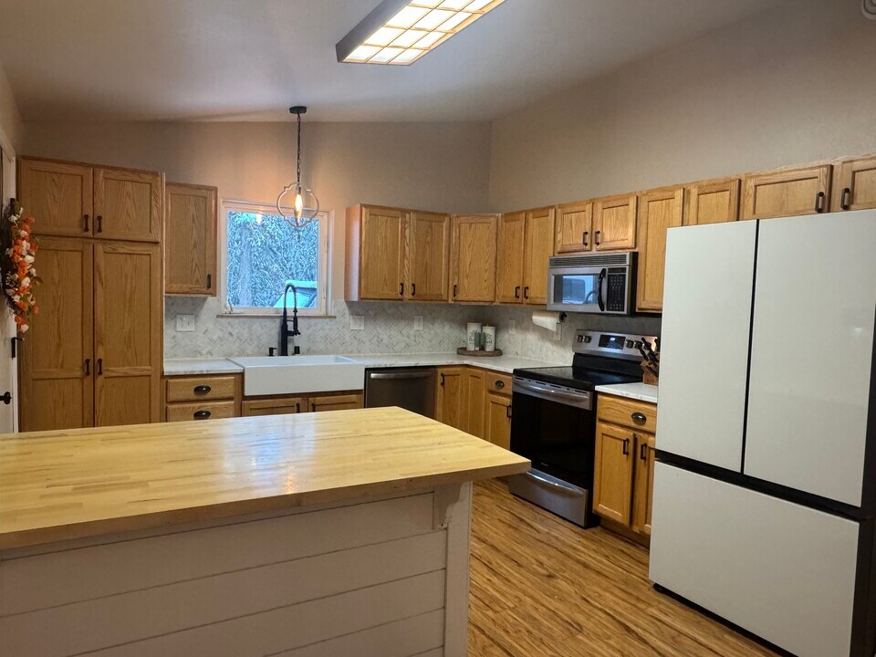 580 Orion Dr in North Pole, AK - Building Photo