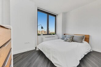 250 E Houston St, Unit 5A in New York, NY - Building Photo - Building Photo