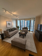 201 N Westshore Dr in Chicago, IL - Building Photo - Building Photo
