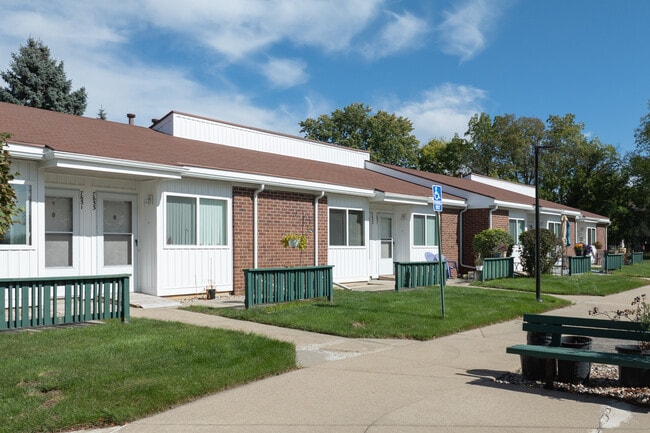 Riverbend Apartments in Jenison, MI - Foto de edificio - Building Photo