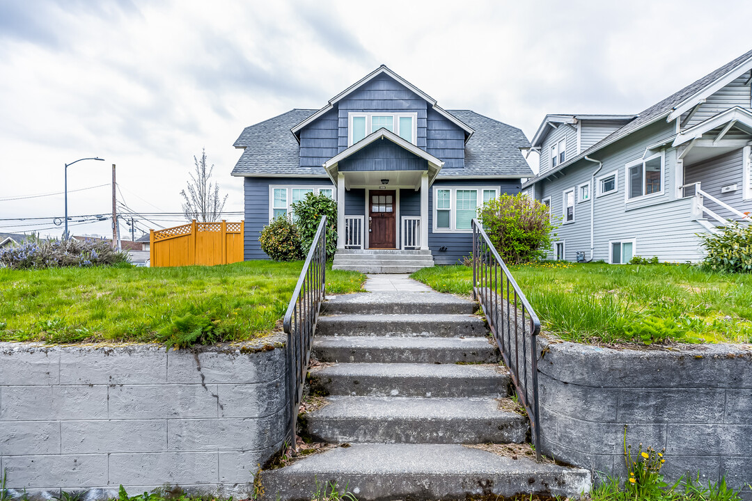 5001 8th Ave NE in Seattle, WA - Building Photo