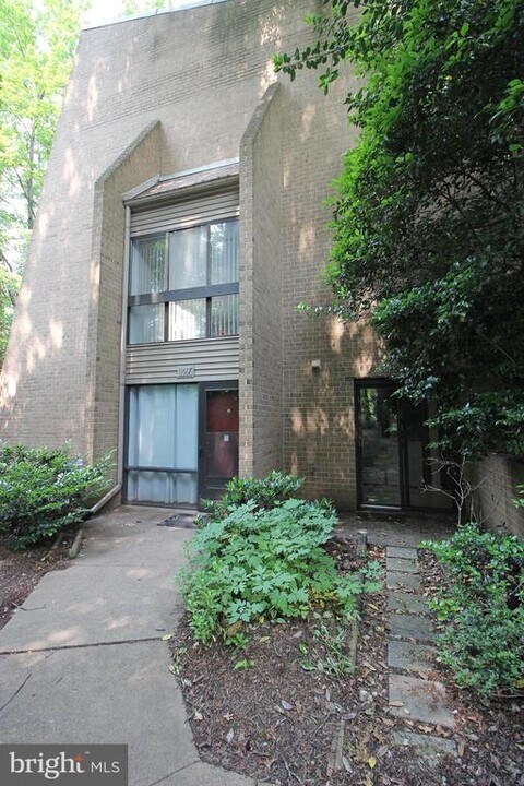 11607 Windbluff Ct in Reston, VA - Building Photo