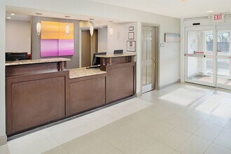1001 Bridgeport Ave in Shelton, CT - Foto de edificio - Building Photo