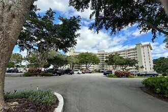 3051 N Course Dr in Pompano Beach, FL - Building Photo - Building Photo