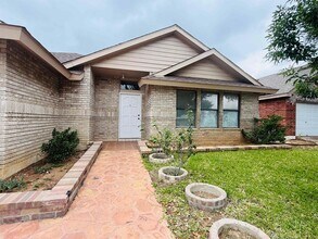 1214 St Patrick Dr in Laredo, TX - Building Photo - Building Photo