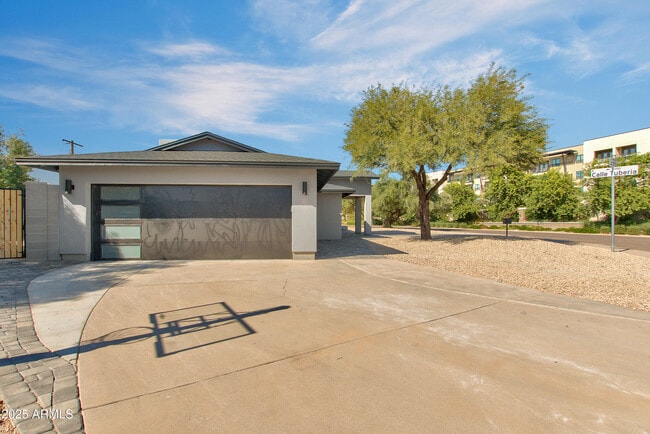 4241 E Calle Tuberia in Phoenix, AZ - Building Photo - Building Photo