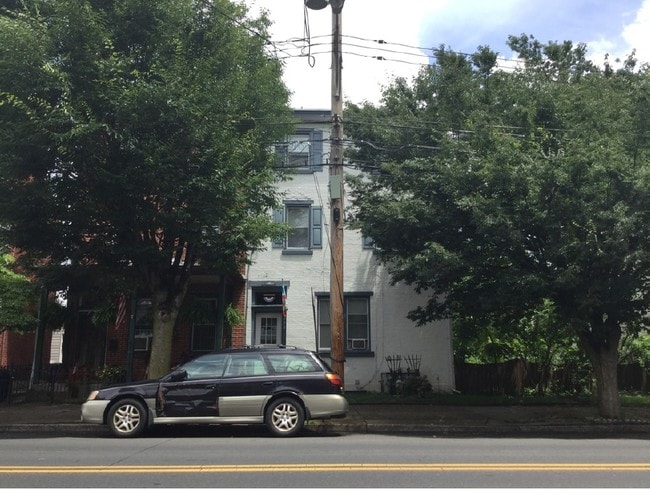 Bath Road Apartments in Bristol, PA - Foto de edificio - Building Photo