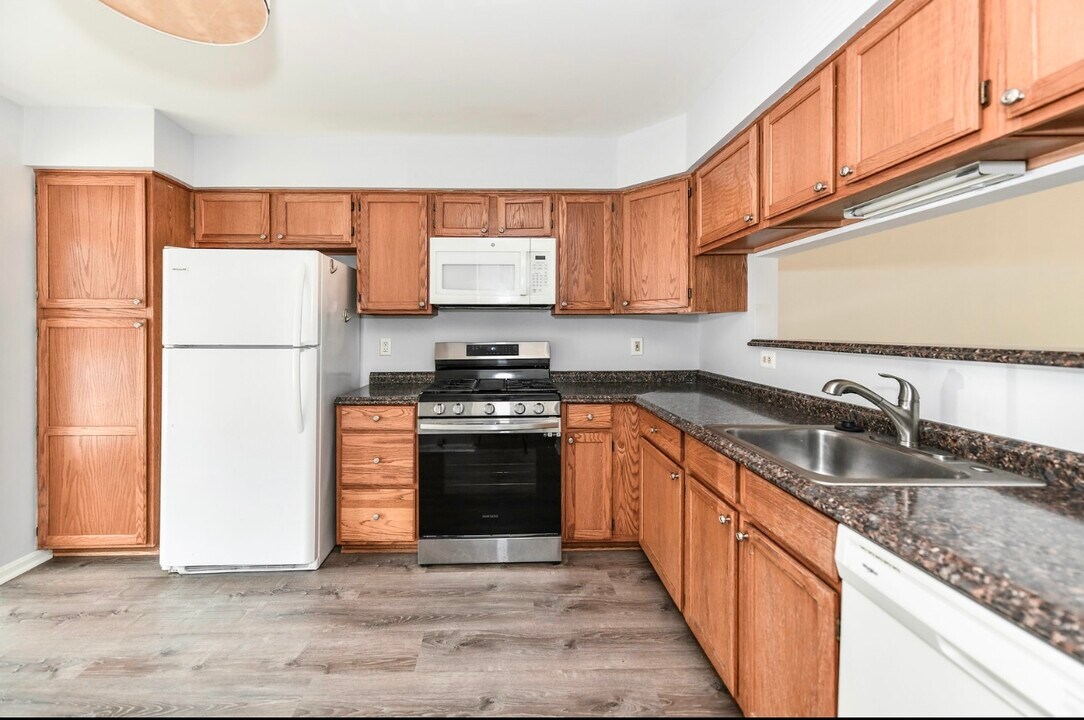 6046 Raina Dr in Centreville, VA - Building Photo